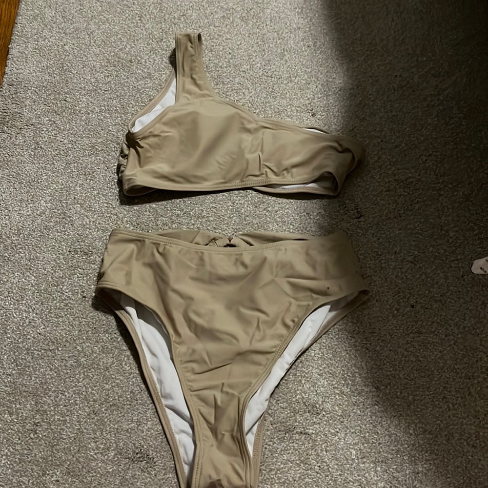 Bikini - Picture 2 of 2